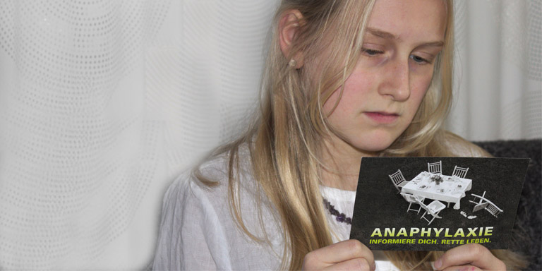 Mädchen Norah informiert sich über Anaphylaxie