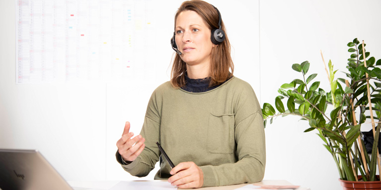 Un collaboratore di aha! Centro Allergie Svizzera dà consigli al telefono.