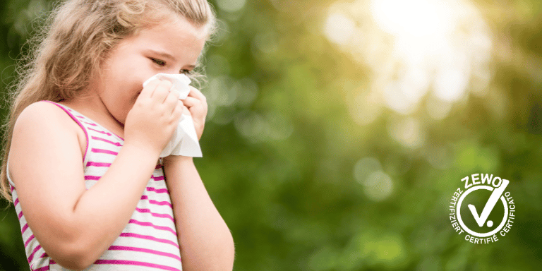 Fille avec une allergie au pollens