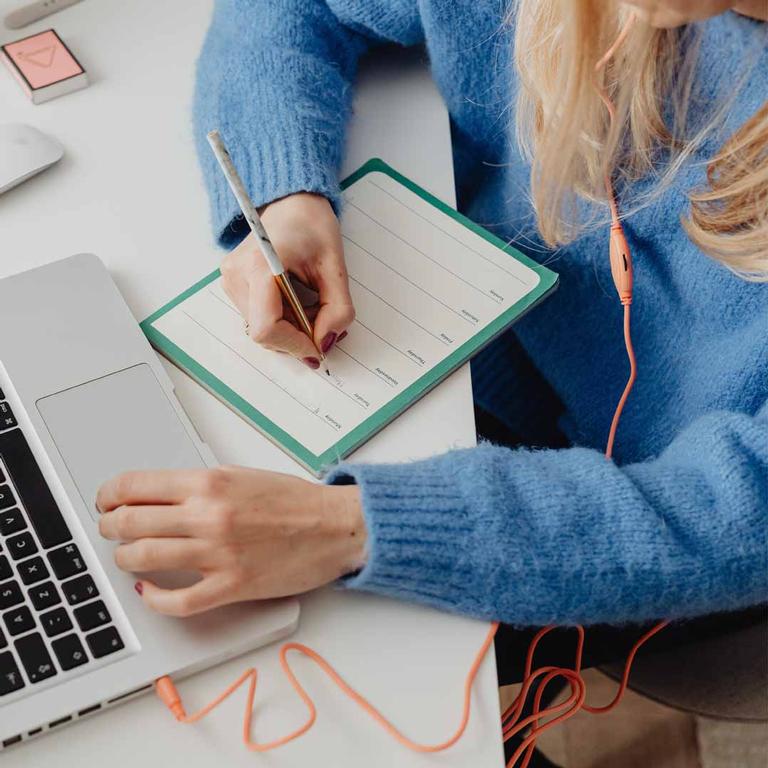 Frau nimmt an Online Schulung teil