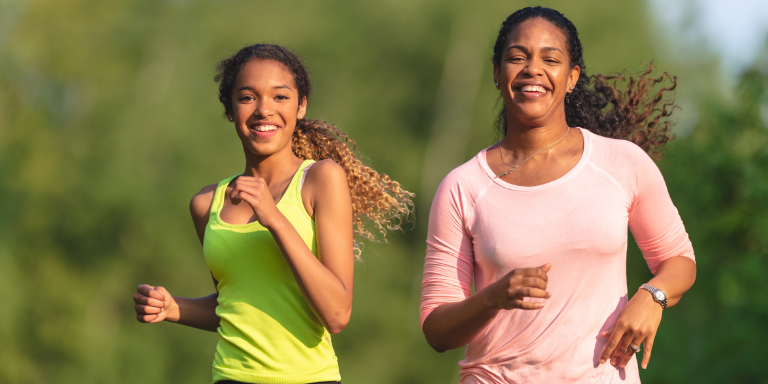 Zwei Frauen joggen in der Natur