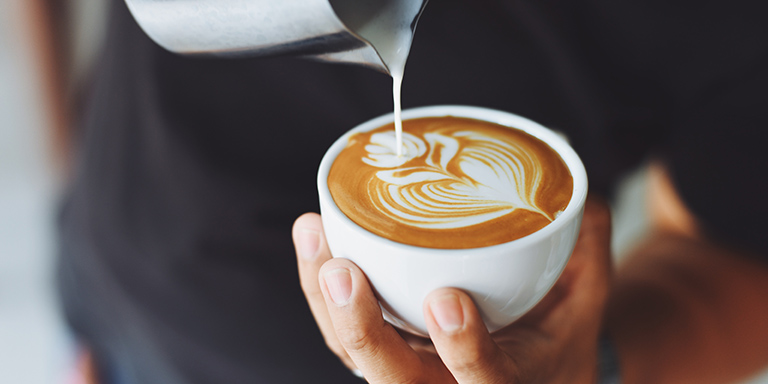 Zubereitung eines Cappuccinos mit Milch