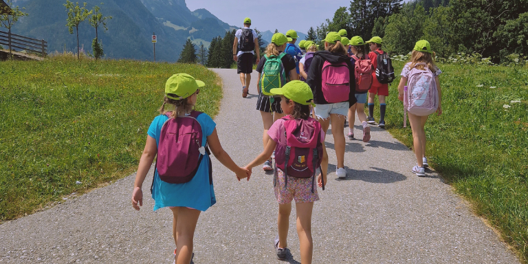 Kinder im aha!sommerlager laufen gemeinsam auf einem Weg