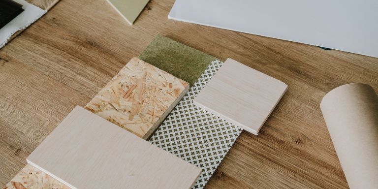 Holz- und Materialmuster für Innenraumgestaltung auf einem Holztisch