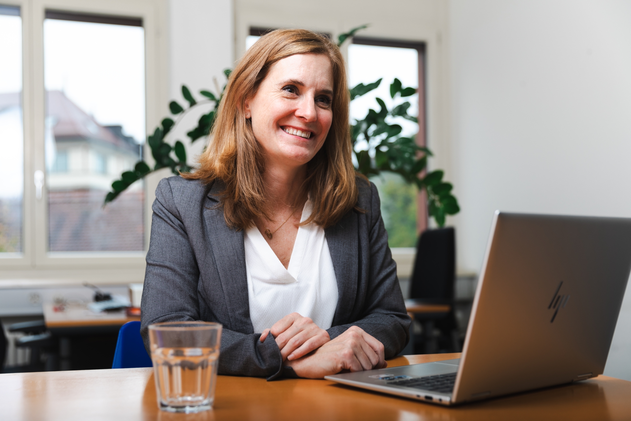 Portrait de Fabienne Hebeisen-Dumas à son bureau