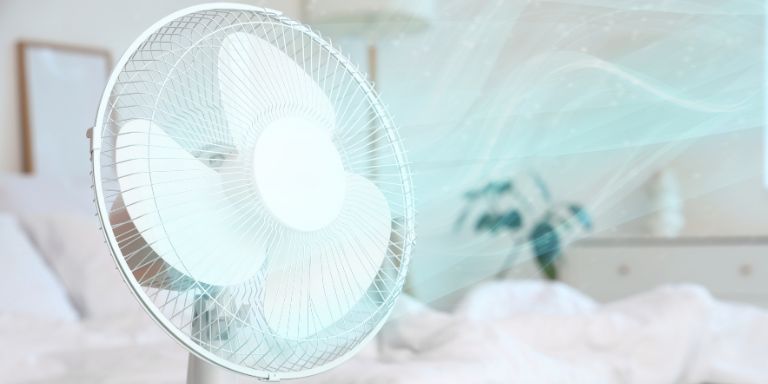 Un ventilateur dans une chambre
