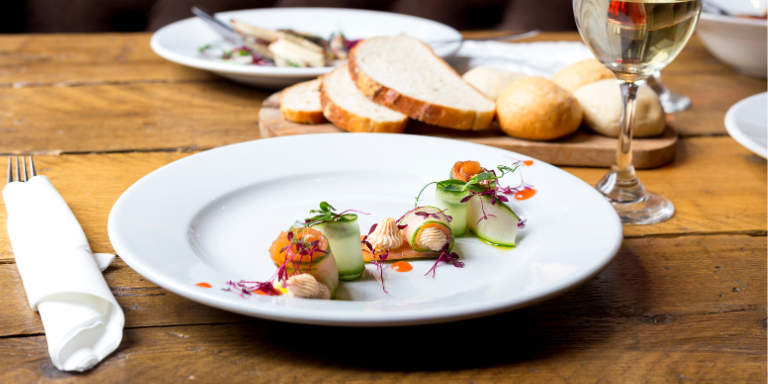 Repas préparé sur une assiette dans un restaurant