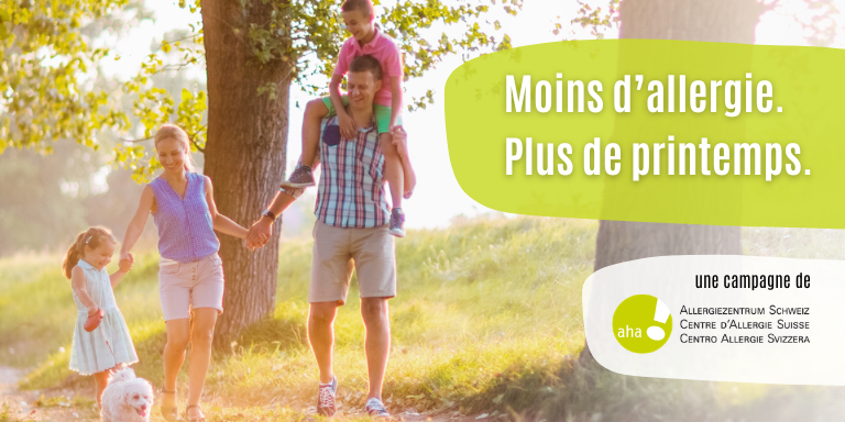 Une famille se promène joyeusement dans la forêt avec son chien.