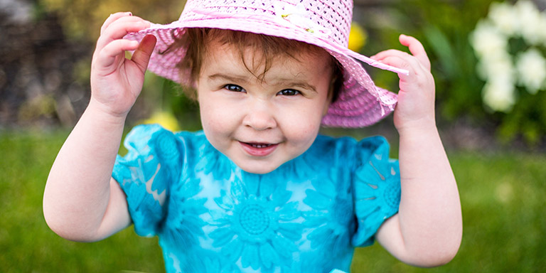Petite fille avec chapeau de soleil