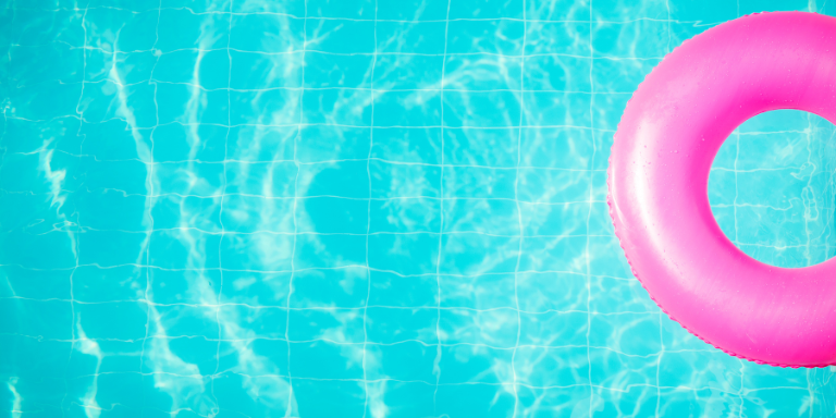 Bouée rose dans l'eau turquoise