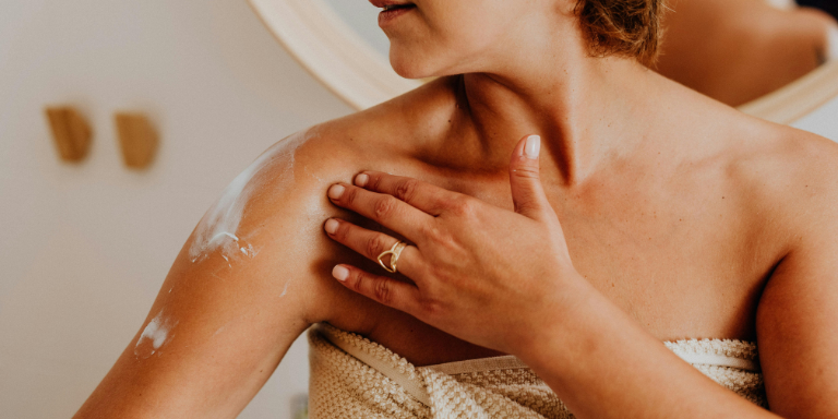 Une femme prend soin de sa peau.