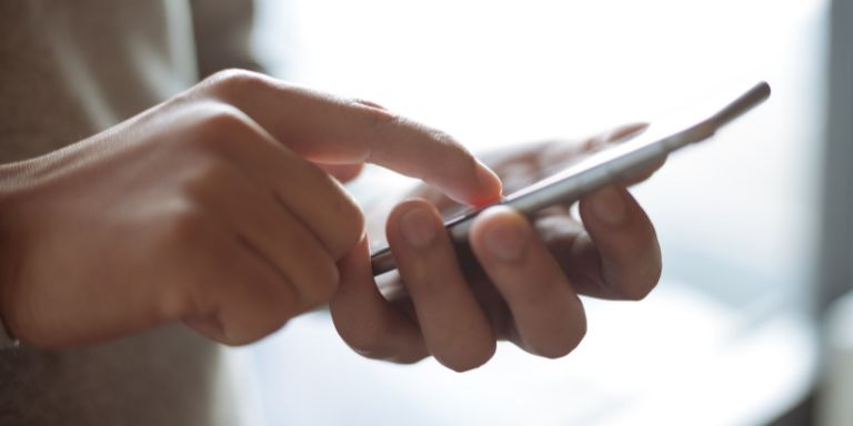 Une personne compose le numéro d'urgence sur son smartphone.