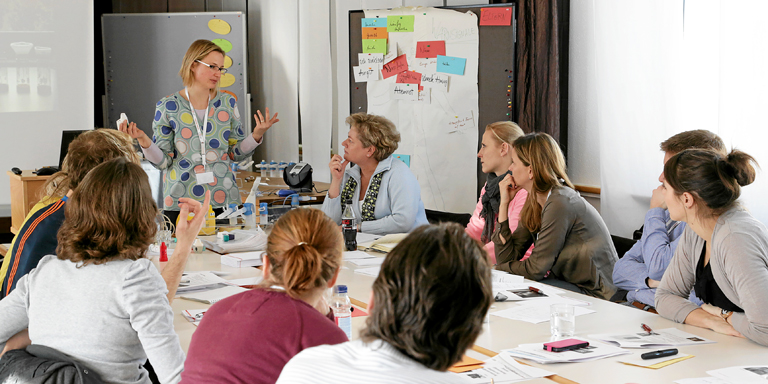 Personnes participent à une formation.