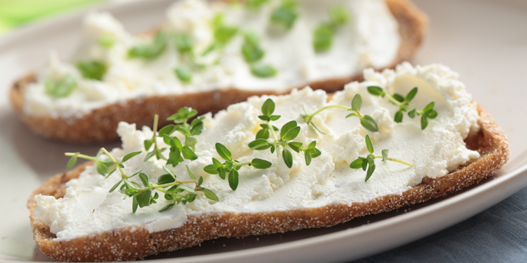 Mit Weichkäse bestrichene Brote