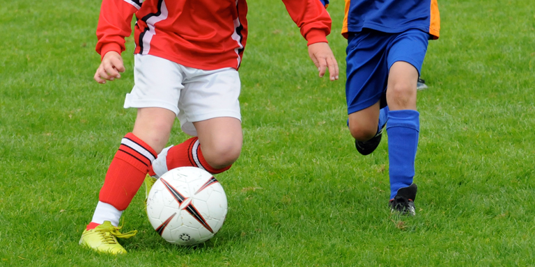 Buben spielen Fussball