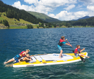 Jahresthema 2020 - Allergien bewegen - Abenteuer im Ferienlager - Kinder auf einem Ruderboot