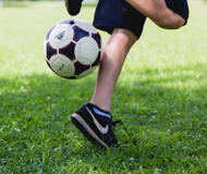 Jahresthema 2020 - Allergien bewegen - Beschwerdefrei Sport treiben - Kind mit Fussball auf Rasen