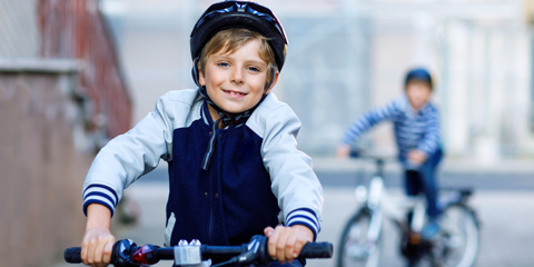 Kinder fahren Fahrrad.