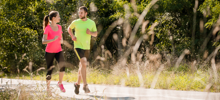 Un jeune couple fait du jogging.