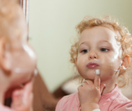 aha! Centre d'Allergie Suisse - Thème de l'année 2021 - L’allergie: une expérience - savoir comment - formations et cours pour personnes atteints - Une petite fille met de la crème sur son visage