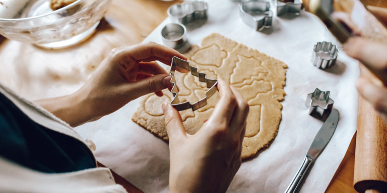 découper des biscuits de noël