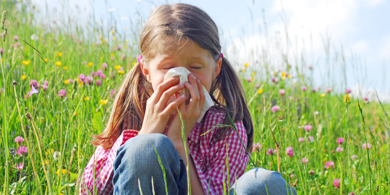 Une jeune fille dans une prairie de fleurs colorées neige.