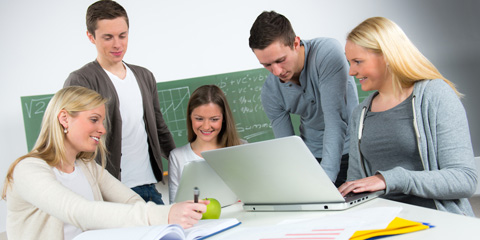 Un gruppo di studenti discute