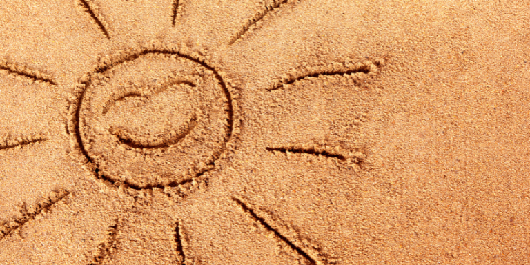 Un sole dipinto a mano sulla sabbia