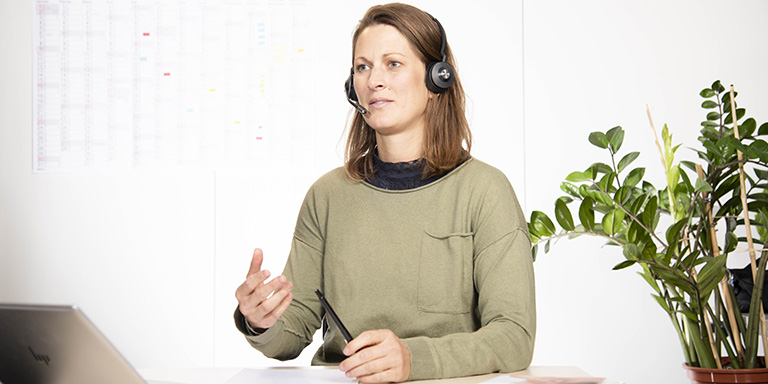 Une femme donne des conseils au téléphone.