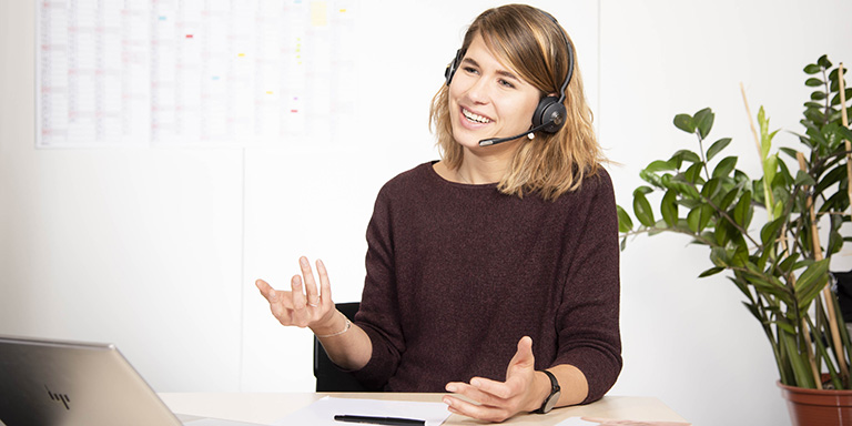 Eine Mitarbeiterin von aha! Allergiezentrum Schweiz gibt eine telefonische Beratung.