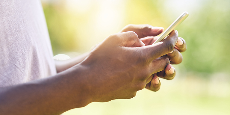 Person surft auf dem Handy
