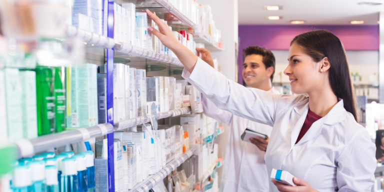 Une femme et un homme travaillent dans une pharmacie.