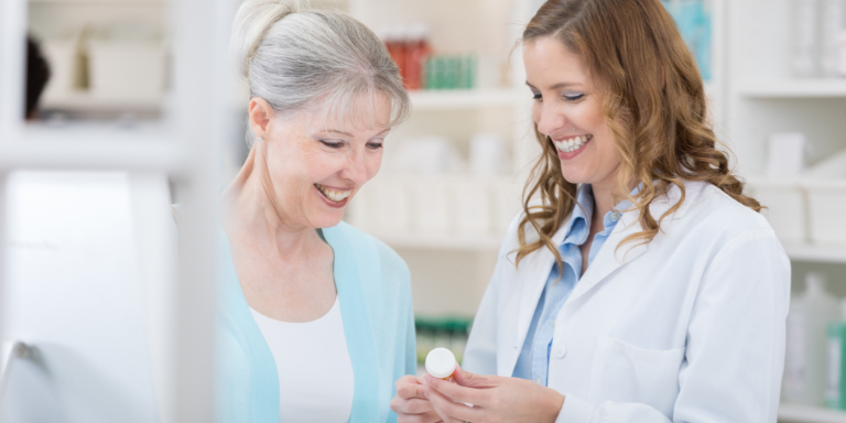 Une pharmacienne conseille une cliente.