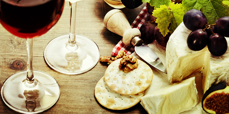 Blick auf Tisch mit Fleisch, Käse und Wein
