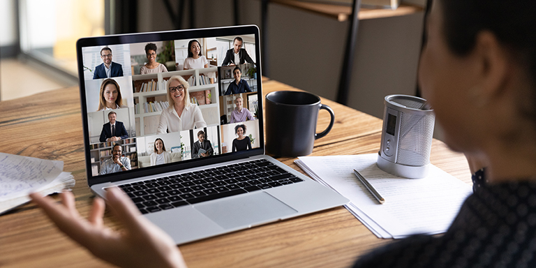 Referentin schult über Video-Tool medizinische Fachpersonen.