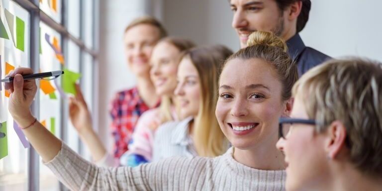 Personen nehmen am interaktiven Workshop teil.