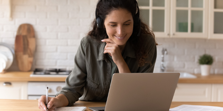 Une personne participe au webinaire.