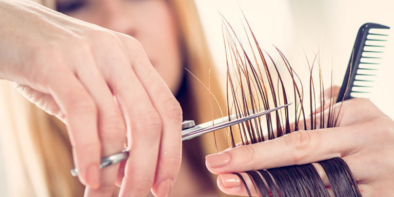 Alcuni gruppi professionali hanno un rischio maggiore di eczema alle mani - compresi i parrucchieri. Dettaglio immagine: Dal parrucchiere, tagliando i capelli.