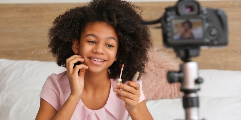 Ein Mädchen schminkt sich.