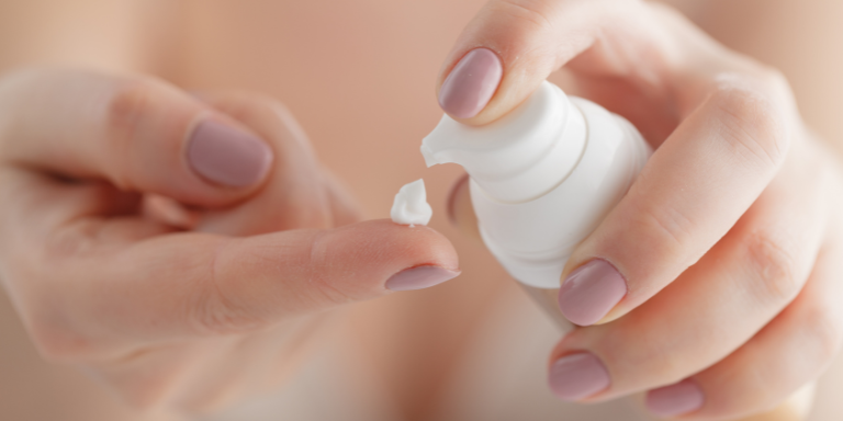 Une femme a de la crème sur son doigt.