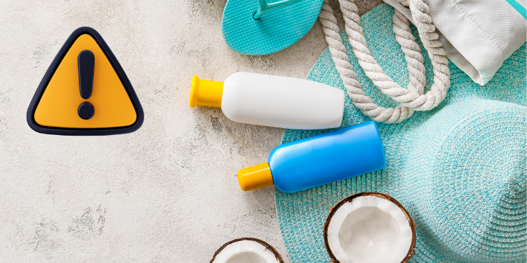 De la crème solaire est posée sur une serviette de bain.