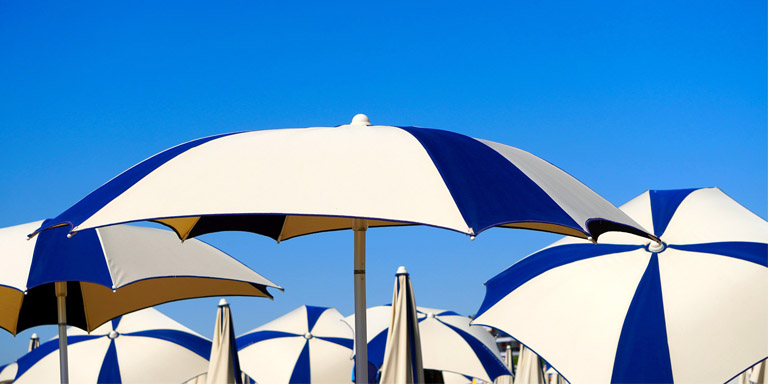 Des parasols en blanc et bleu