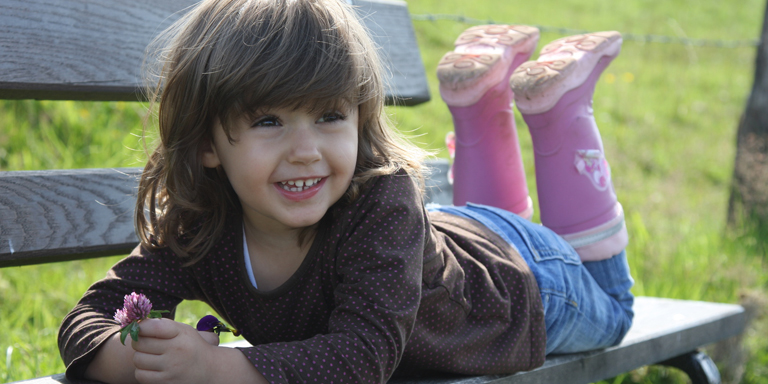 Une fille chanceuse allongée sur un banc