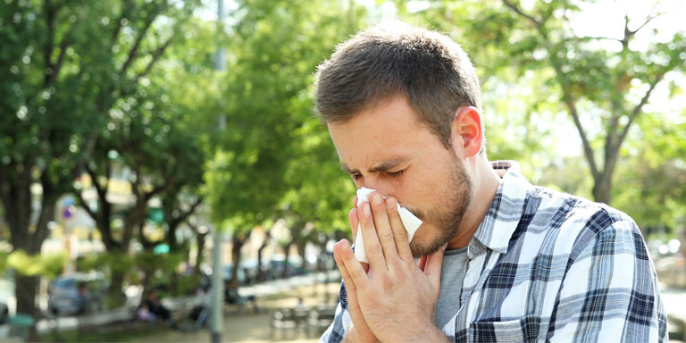 Homme allergique au pollen