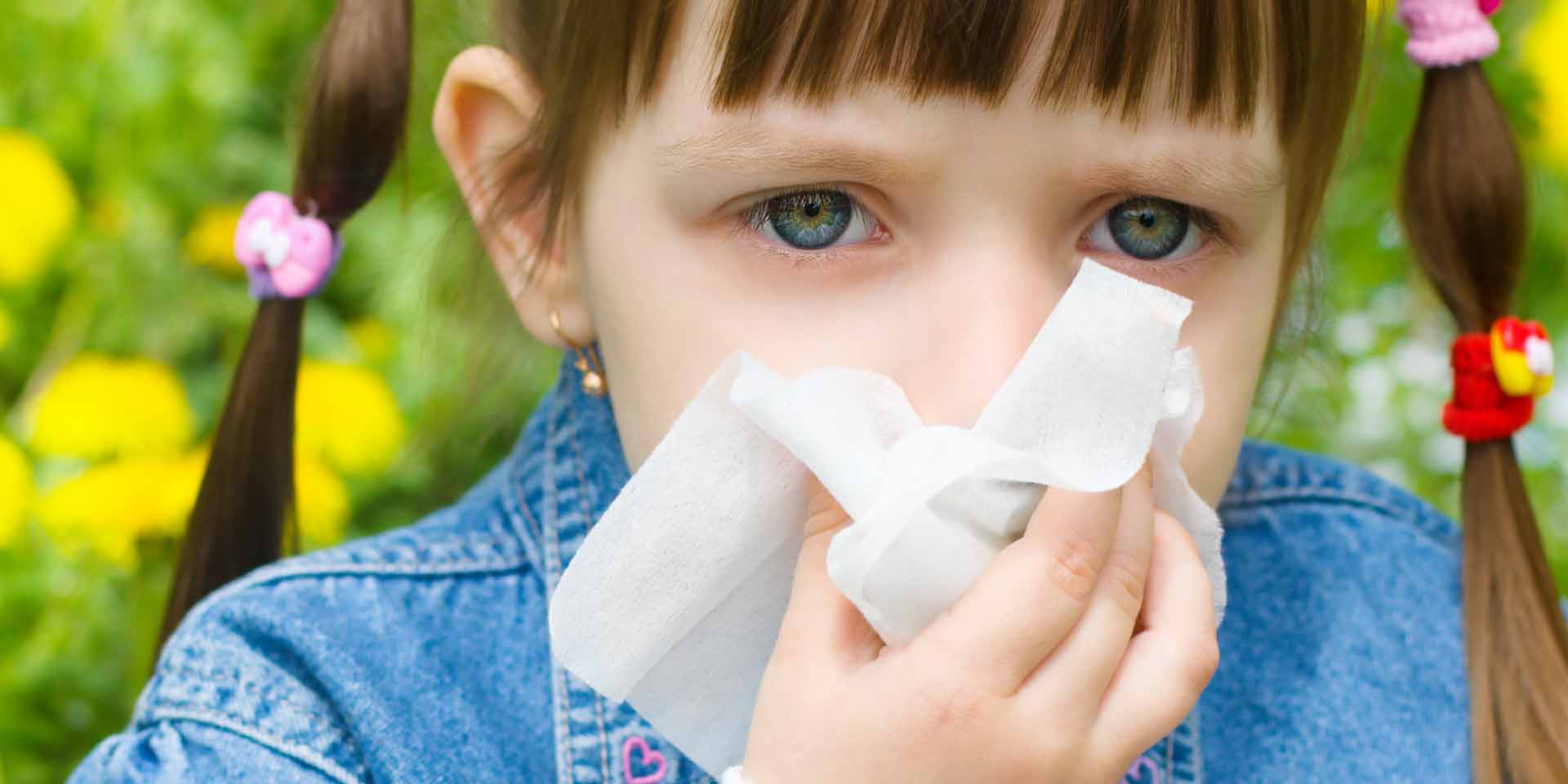 Jeune fille allergique au pollen