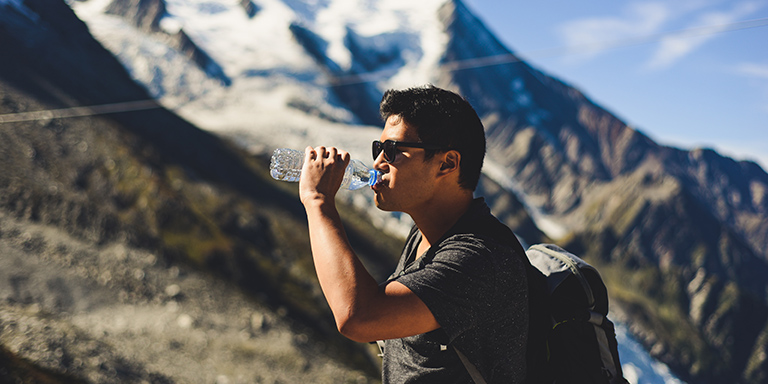 Un homme est parti en montagne en été.