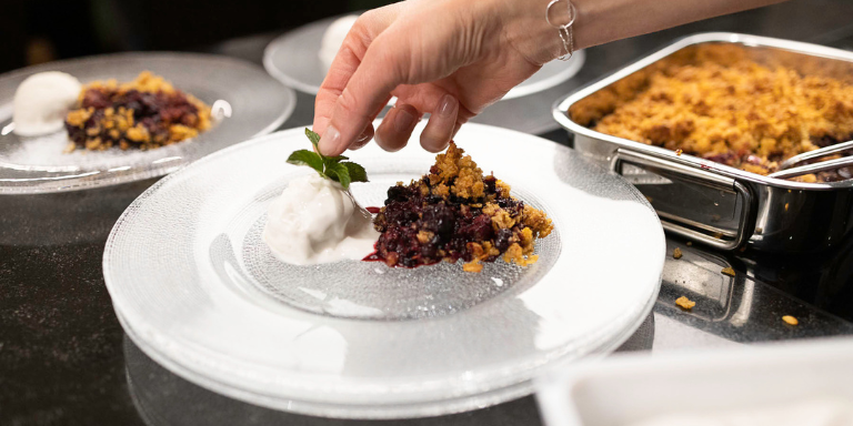 Dessert prêt à servir dans l'assiette