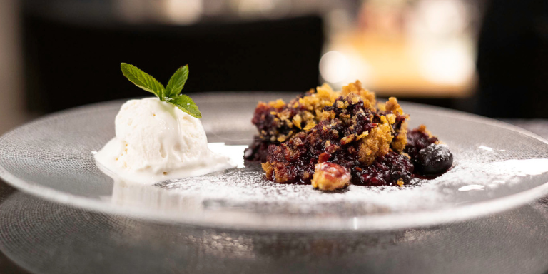 Fertiges Dessert auf einem Teller