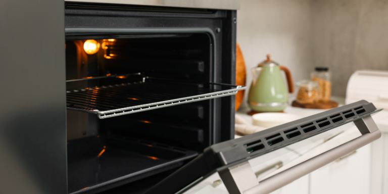 Four avec porte ouverte