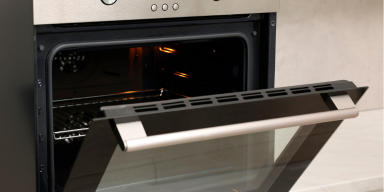 Four avec porte ouverte